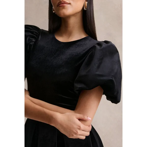 Seraphic | robe mi-longue noire en velours avec manches bouffantes