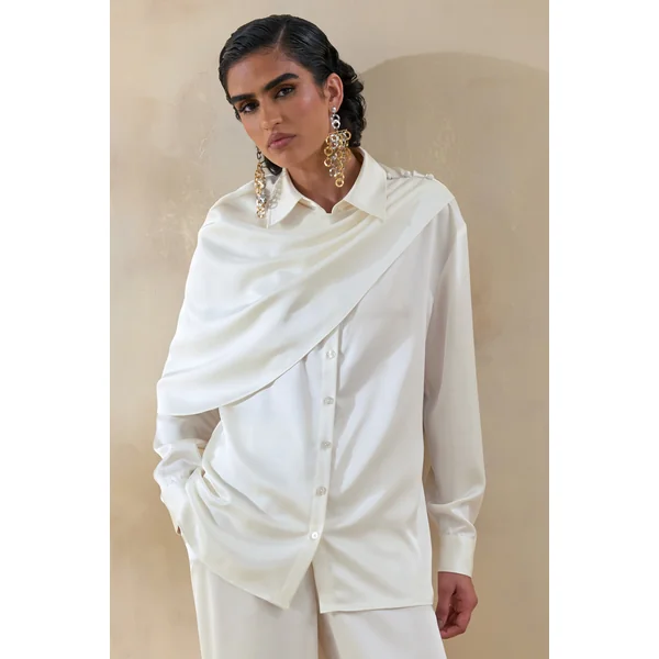 Serenza | Chemise en satin crème à col classique avec détail cape