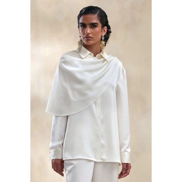 Serenza | Chemise en satin crème à col classique avec détail cape