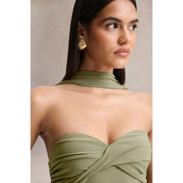 Sheila | Robe longue olive à décolleté bandeau avec détail écharpe