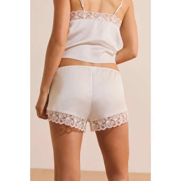 Short de pyjama satiné avec détail en dentelle