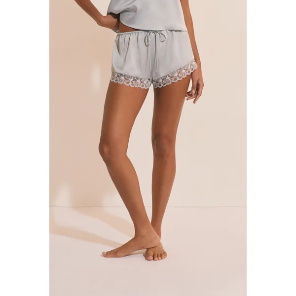 Short de pyjama satiné avec détail en dentelle