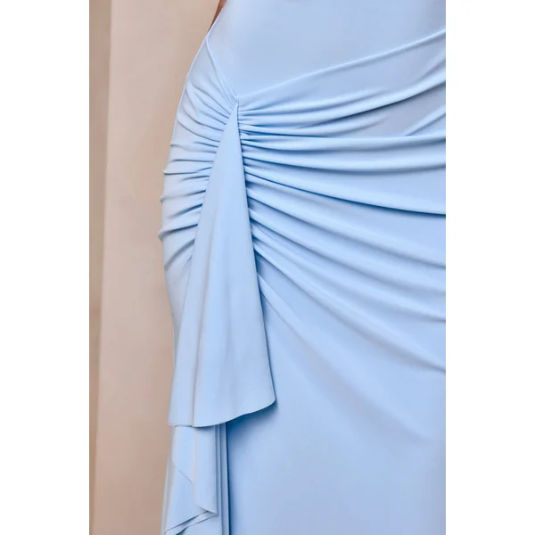 Siora | Robe longue bleu poudré à encolure asymétrique avec détails drapés