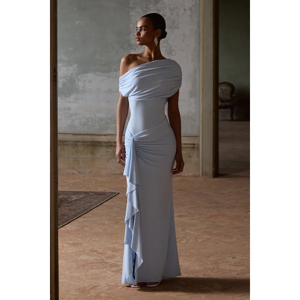 Siora | Robe longue bleu poudré à encolure asymétrique avec détails drapés