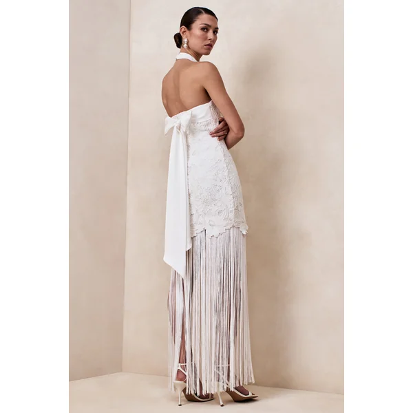 Skylar | Robe longue blanche en dentelle à encolure dos-nu avec dos ouvert et détail nœud