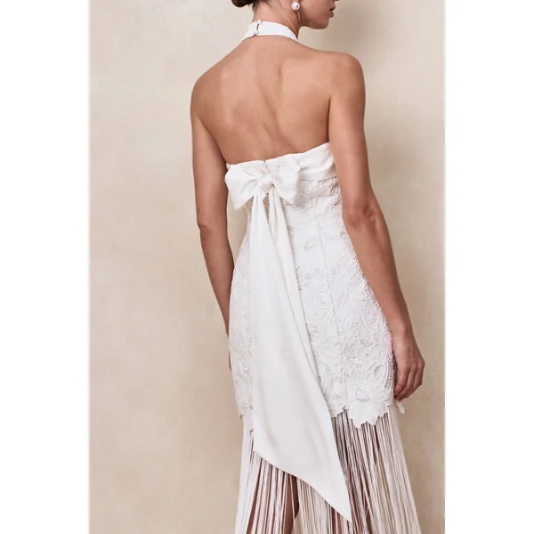 Skylar | Robe longue blanche en dentelle à encolure dos-nu avec dos ouvert et détail nœud