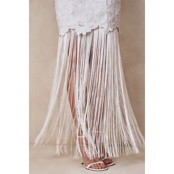 Skylar | Robe longue blanche en dentelle à encolure dos-nu avec dos ouvert et détail nœud