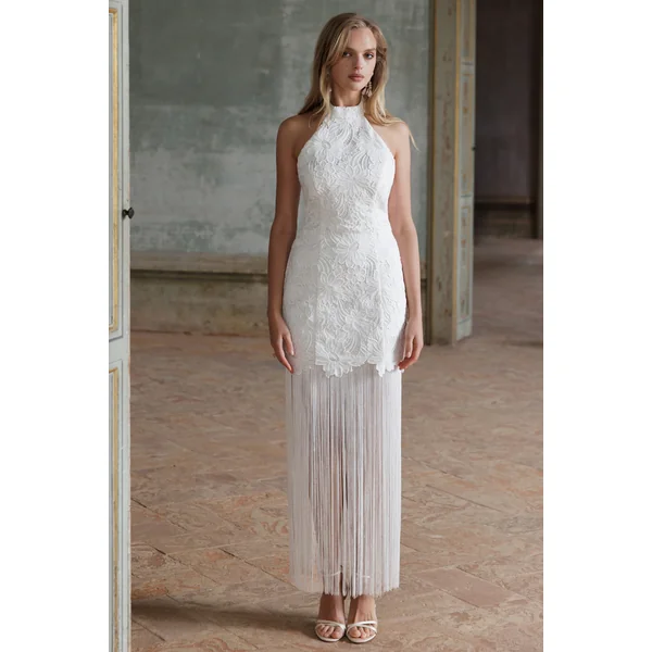 Skylar | Robe longue blanche en dentelle à encolure dos-nu avec dos ouvert et détail nœud