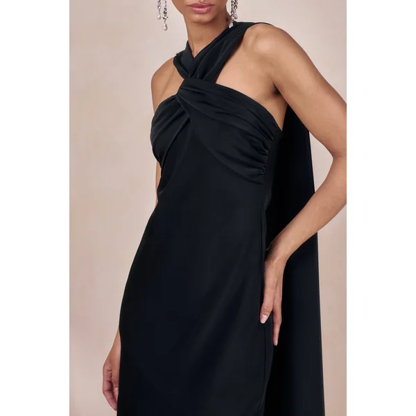 Sloane | Robe longue noire en satin mat à encolure dos-nu avec cape