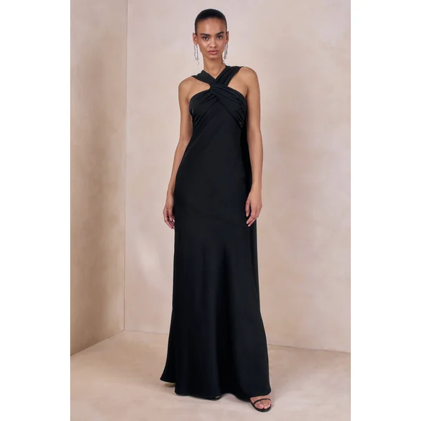 Sloane | Robe longue noire en satin mat à encolure dos-nu avec cape