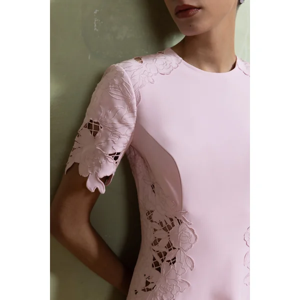 So Sweet | Robe mi-longue rose à col montant avec détails en crochet découpé