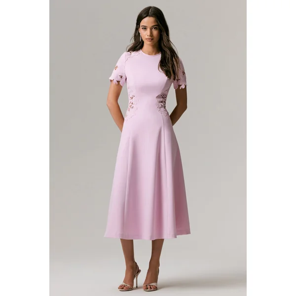 So Sweet | Robe mi-longue rose à col montant avec détails en crochet découpé