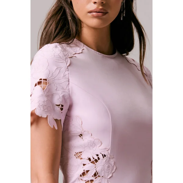 So Sweet | Robe mi-longue rose à col montant avec détails en crochet découpé