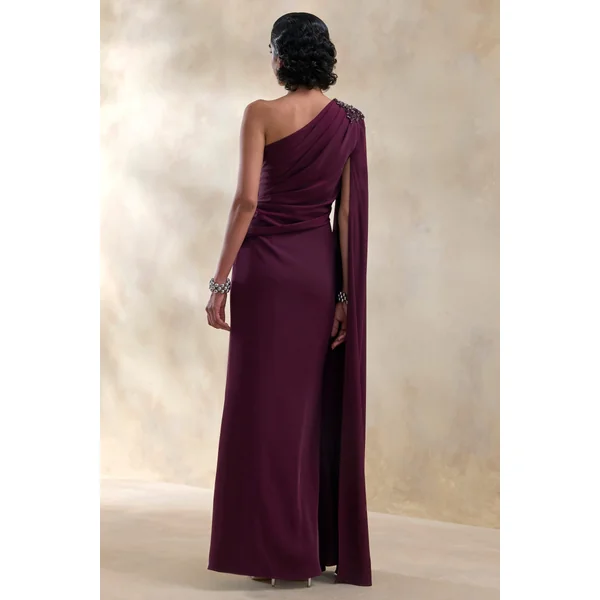 Solace | Robe Longue Prune Foncée à Encolure Asymétrique avec Fente Haute sur le Devant