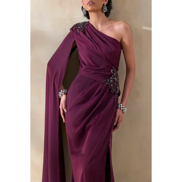 Solace | Robe Longue Prune Foncée à Encolure Asymétrique avec Fente Haute sur le Devant