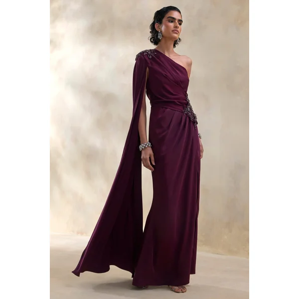 Solace | Robe Longue Prune Foncée à Encolure Asymétrique avec Fente Haute sur le Devant