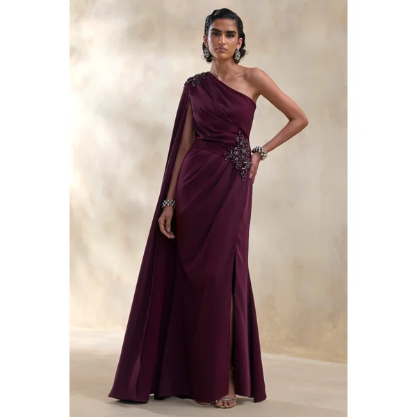Solace | Robe Longue Prune Foncée à Encolure Asymétrique avec Fente Haute sur le Devant