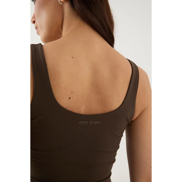 Soutien-gorge de sport DSGN Studio Ultra Sculpt à ligne allongée et décolleté plongeant