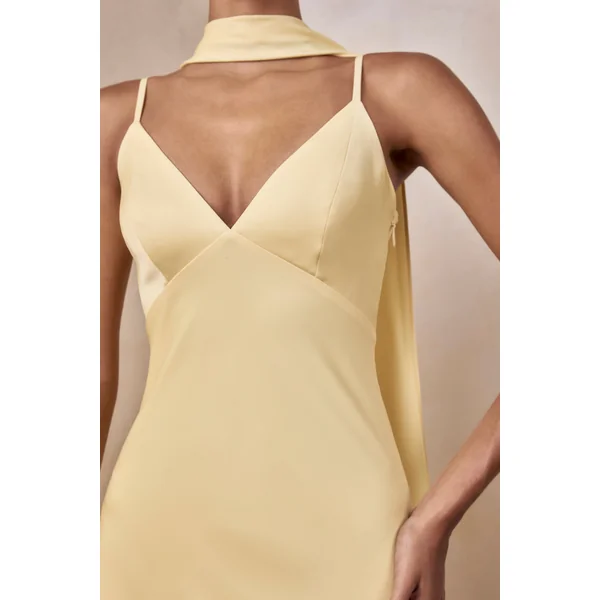Starling | Robe longue en satin citron à décolleté plongeant avec détail d’écharpe