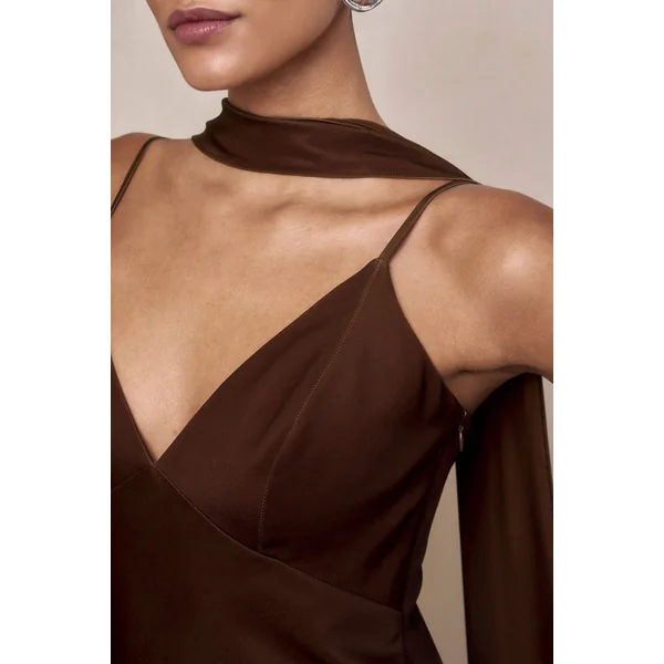 Starling | Robe longue en satin marron à décolleté plongeant avec détail écharpe