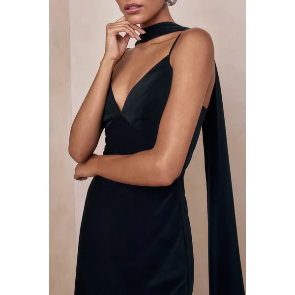 Starling | Robe longue noire en satin à décolleté plongeant avec détail d’écharpe