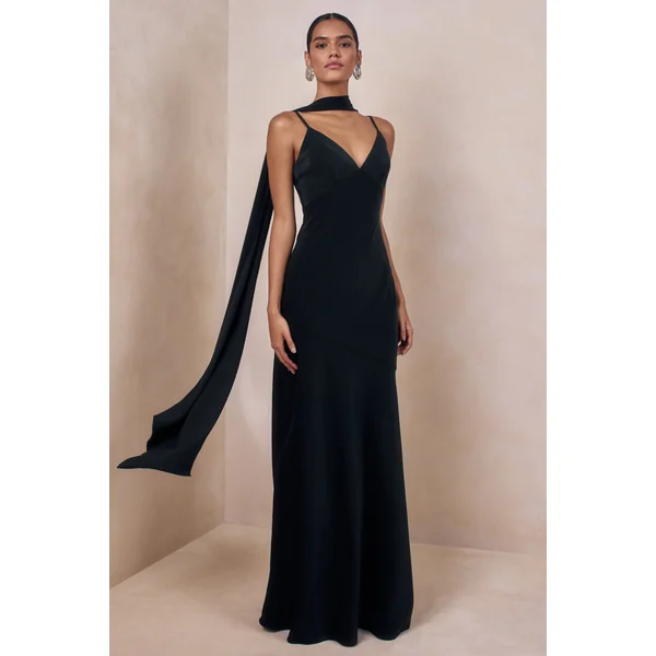 Starling | Robe longue noire en satin à décolleté plongeant avec détail d’écharpe