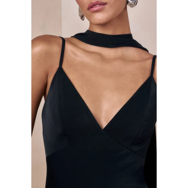 Starling | Robe longue noire en satin à décolleté plongeant avec détail d’écharpe