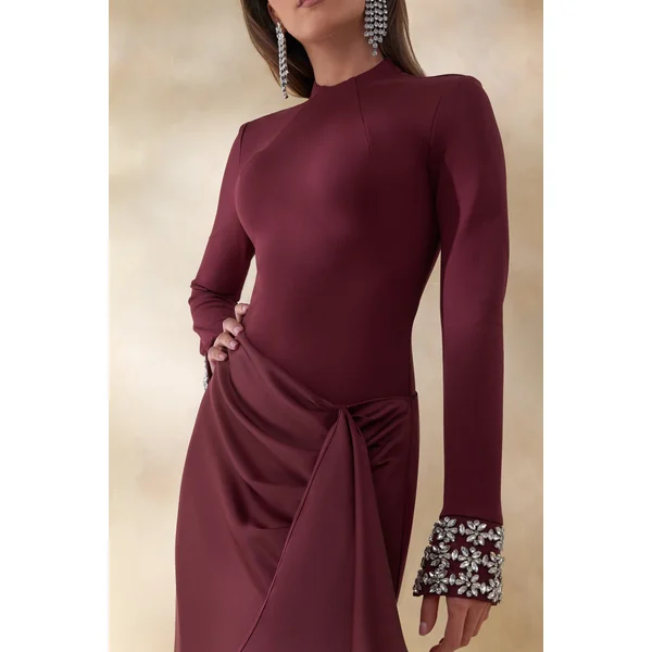Starred | Robe longue rouge bordeaux à col montant avec jupe portefeuille en satin et poignets ornés