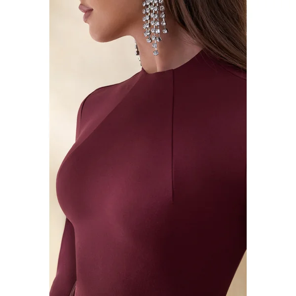 Starred | Robe longue rouge bordeaux à col montant avec jupe portefeuille en satin et poignets ornés