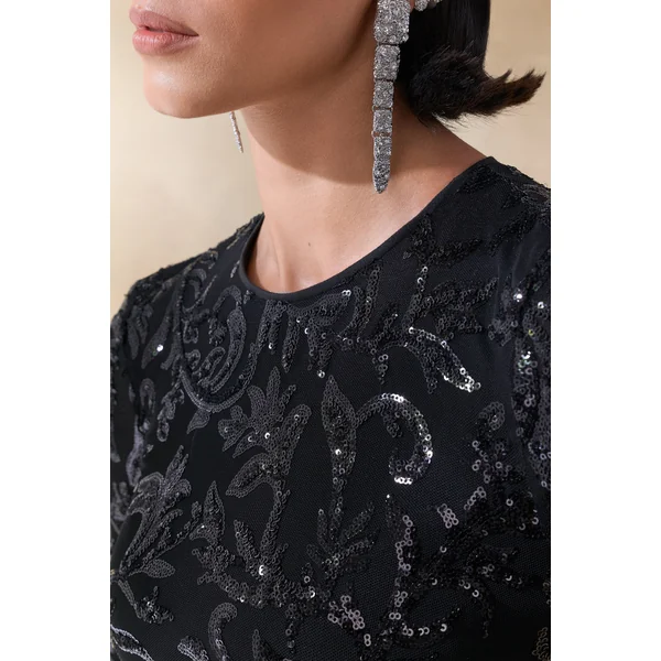 Stellar | Robe longue noire en dentelle ornée à encolure haute avec manches longues