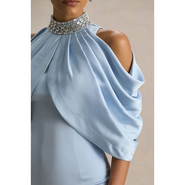 Sulliana | Robe longue bleu poudré en satin à encolure haute ornée avec manches cape