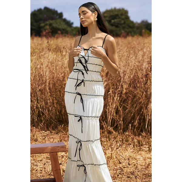 Summer Breeze | Robe longue blanche à bretelles avec volants et fronces