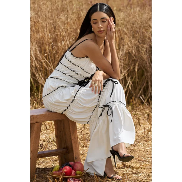 Summer Breeze | Robe longue blanche à bretelles avec volants et fronces