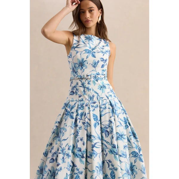 Sunnira | Robe mi-longue à imprimé porcelaine bleu avec encolure bateau et taille basse