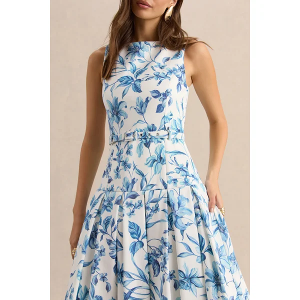 Sunnira | Robe mi-longue à imprimé porcelaine bleu avec encolure bateau et taille basse