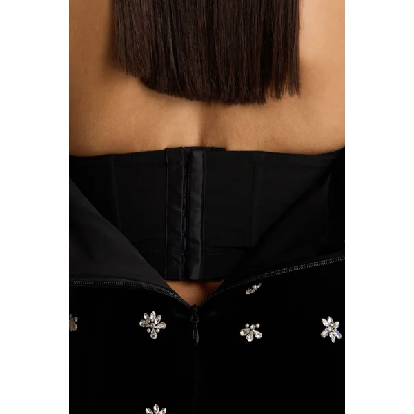 Tessa | Mini-robe en velours noir à encolure bandeau ornée