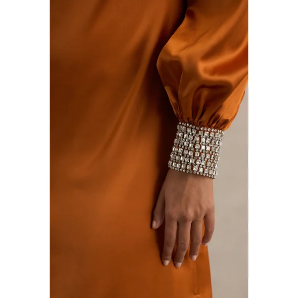 Thelma | Robe longue asymétrique en satin orange avec une manche