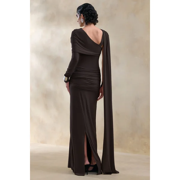 Trisara | Robe longue marron à encolure asymétrique avec détails froncés et écharpe