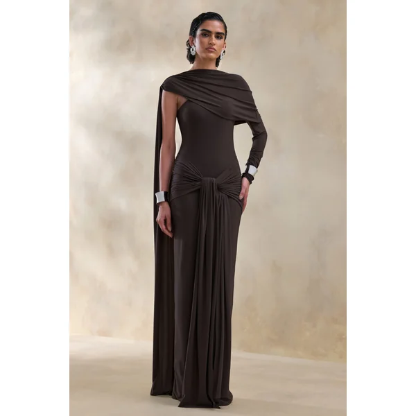 Trisara | Robe longue marron à encolure asymétrique avec détails froncés et écharpe
