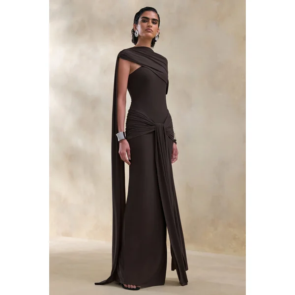 Trisara | Robe longue marron à encolure asymétrique avec détails froncés et écharpe