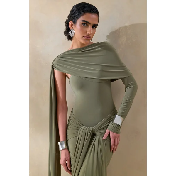 Trisara | Robe longue olive à encolure asymétrique avec détails froncés et écharpe