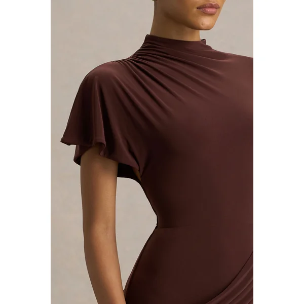 Tropic | Robe longue marron à encolure haute avec manche longue en cape et détails froncés