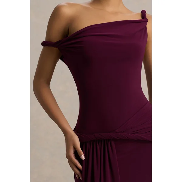 Tulisa | Robe longue bordeaux à encolure asymétrique avec manches torsadées et détails froncés
