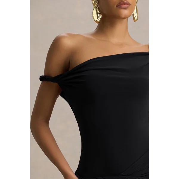 Tulisa | Robe longue noire à encolure asymétrique avec manches torsadées et détails froncés