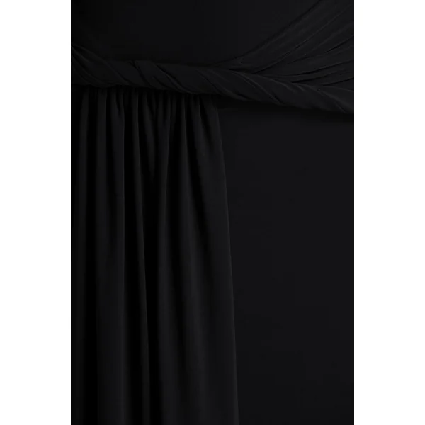 Tulisa | Robe longue noire à encolure asymétrique avec manches torsadées et détails froncés