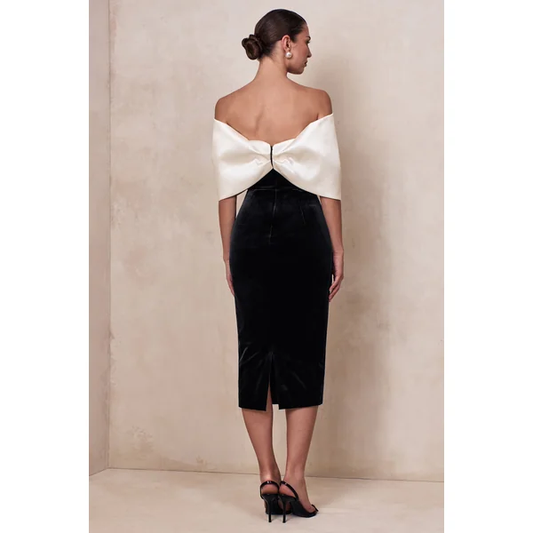 Twilight | Robe mi-longue noire et blanche en velours à décolleté bardot avec grand nœud