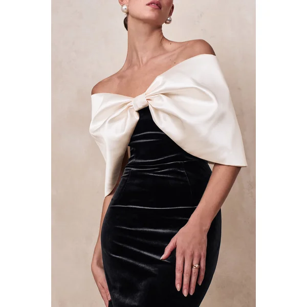 Twilight | Robe mi-longue noire et blanche en velours à décolleté bardot avec grand nœud