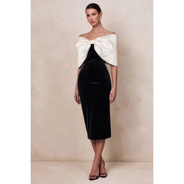 Twilight | Robe mi-longue noire et blanche en velours à décolleté bardot avec grand nœud