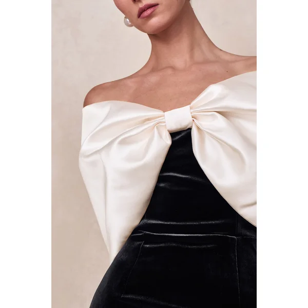 Twilight | Robe mi-longue noire et blanche en velours à décolleté bardot avec grand nœud