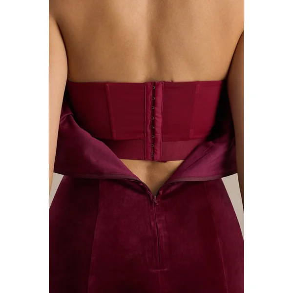 Valentina | Mini-robe en velours bordeaux à encolure bandeau avec jupe plissée